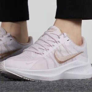 NIKE Woman Zoom WinFlo 8 Maeve running activewear athleisure casual sneaker 7.5